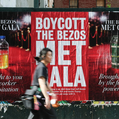 Posters com "Boicote a Bezos Met Gala" espalham-se por Nova Iorque