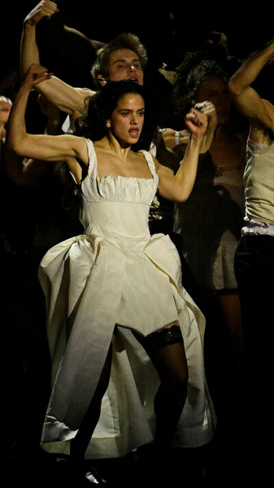 Rosalía exibe braços definidos num manifesto sobre o corpo feminino