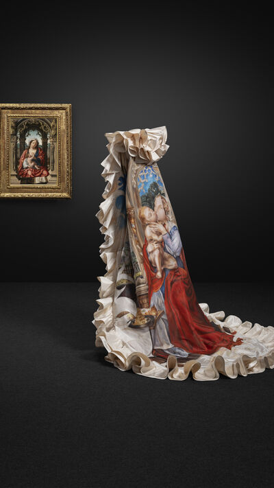 Vestido e capa de Alexander McQueen para Givenchy; A Virgem e o Menino de Jan Gossaert.