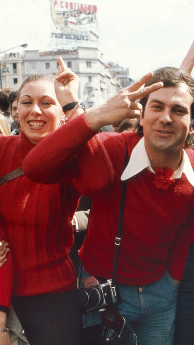 Manifestantes celebram o 25 de Abril em Lisboa, em 1974