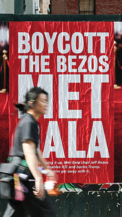 Posters com "Boicote a Bezos Met Gala" espalham-se por Nova Iorque