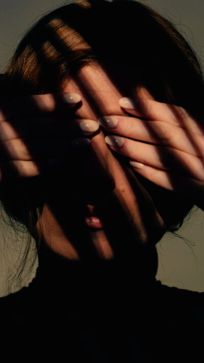 Rosácea afeta o rosto, mais comum em mulheres entre os 30 e 50 anos