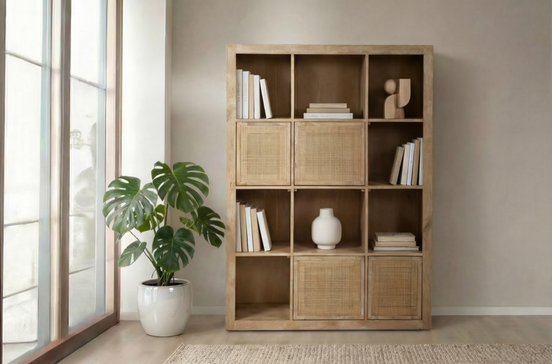 Estante de madeira com livros, vaso e planta monstera num ambiente acolhedor