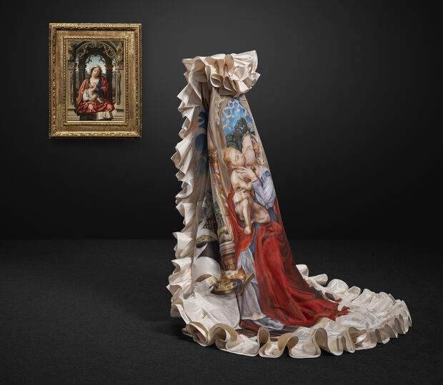 Vestido e capa de Alexander McQueen para Givenchy; A Virgem e o Menino de Jan Gossaert.