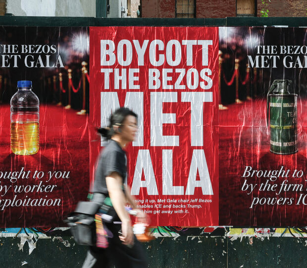 Posters com "Boicote a Bezos Met Gala" espalham-se por Nova Iorque