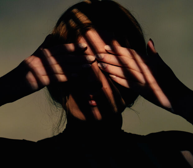 Rosácea afeta o rosto, mais comum em mulheres entre os 30 e 50 anos