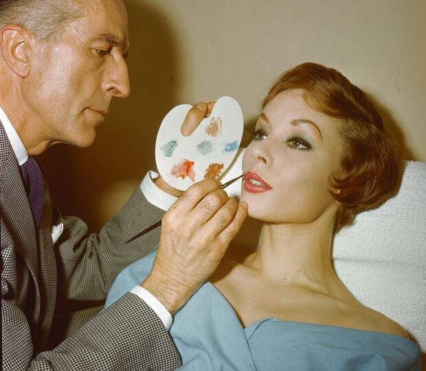 Homem maquilha mulher: poder patriarcal e inseguranças femininas em foco