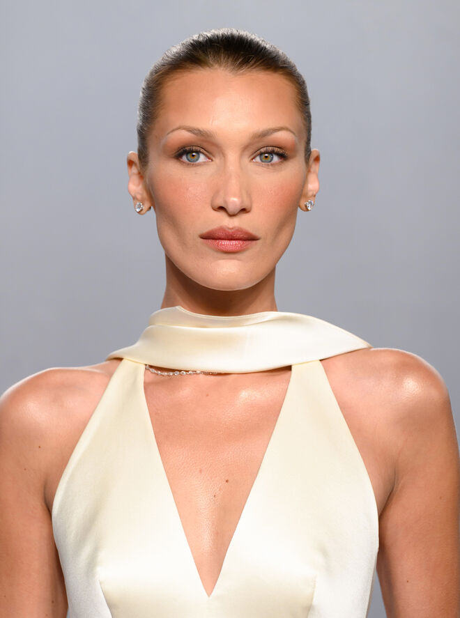 Um simples coque é capaz de valorizar todos os traços do rosto.