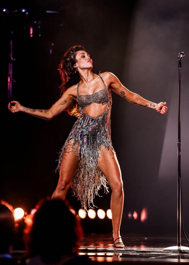 Rosalía exibe braços definidos num manifesto sobre o corpo feminino