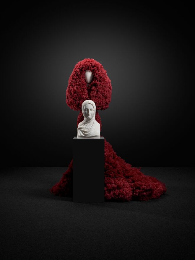 Vestido e capa de Alexander McQueen para Givenchy; A Virgem e o Menino de Jan Gossaert.