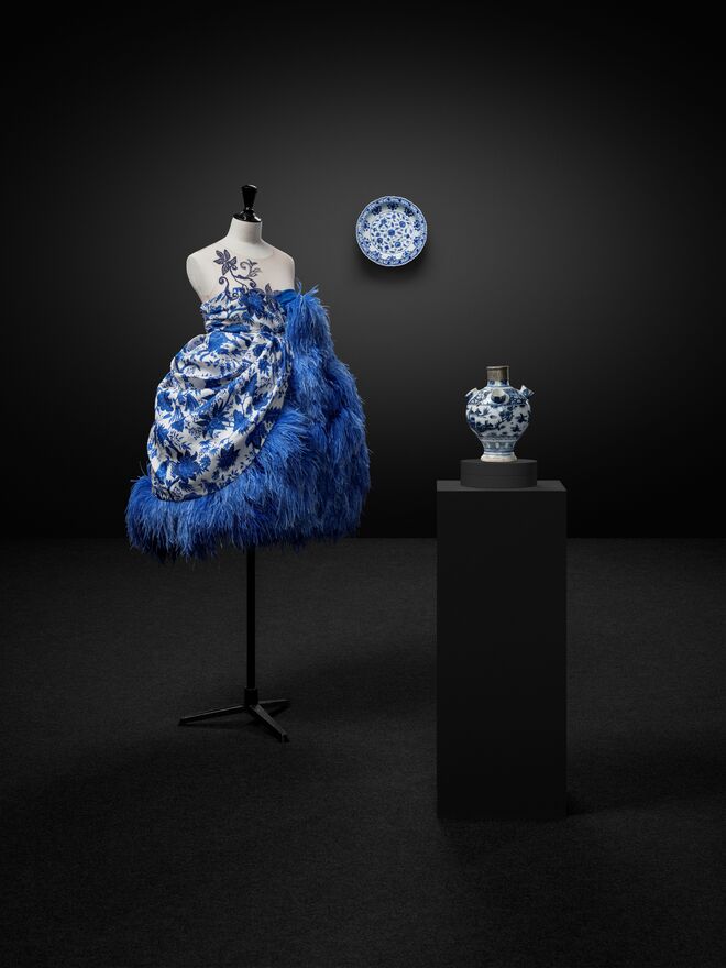 Vestido e capa de Alexander McQueen para Givenchy; A Virgem e o Menino de Jan Gossaert.