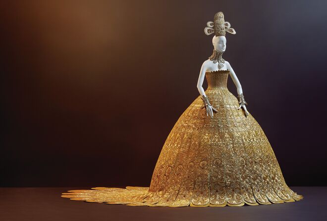 Vestido e capa de Alexander McQueen para Givenchy; A Virgem e o Menino de Jan Gossaert.