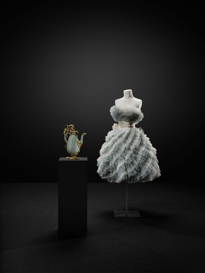 Vestido e capa de Alexander McQueen para Givenchy; A Virgem e o Menino de Jan Gossaert.