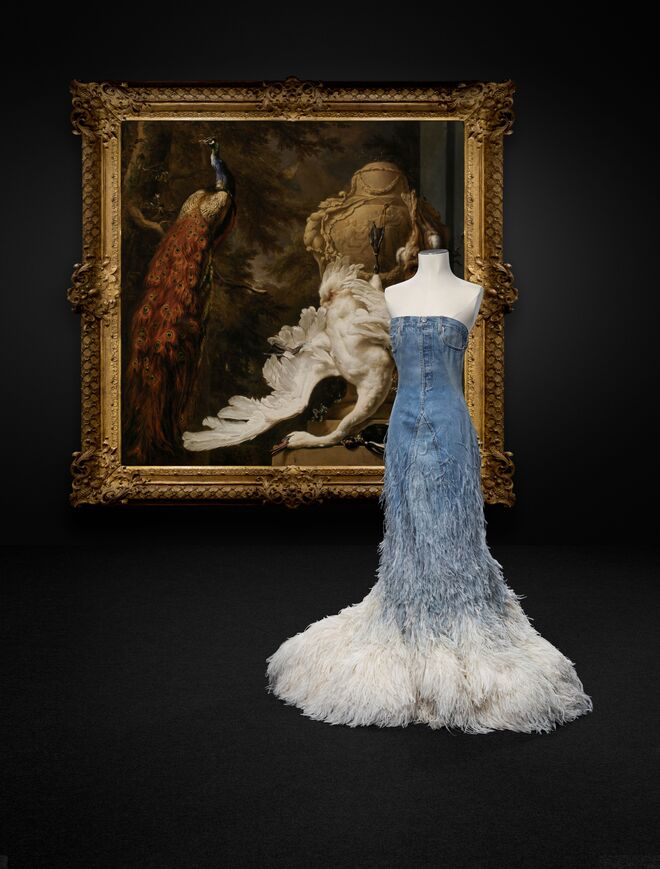 Vestido e capa de Alexander McQueen para Givenchy; A Virgem e o Menino de Jan Gossaert.