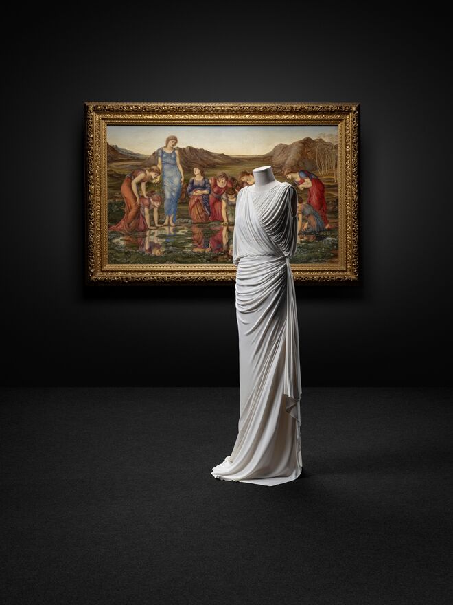 Vestido e capa de Alexander McQueen para Givenchy; A Virgem e o Menino de Jan Gossaert.