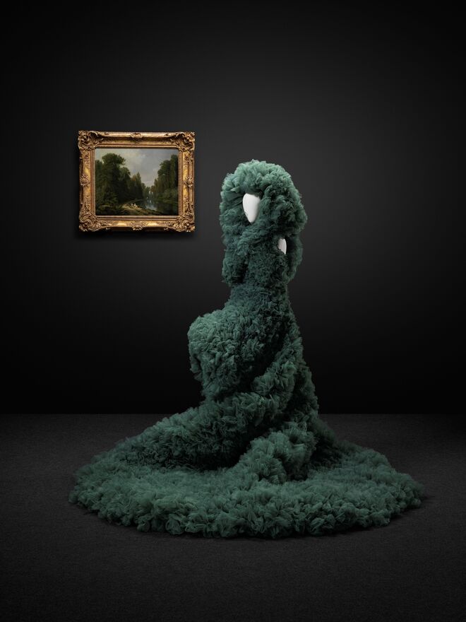 Vestido e capa de Alexander McQueen para Givenchy; A Virgem e o Menino de Jan Gossaert.