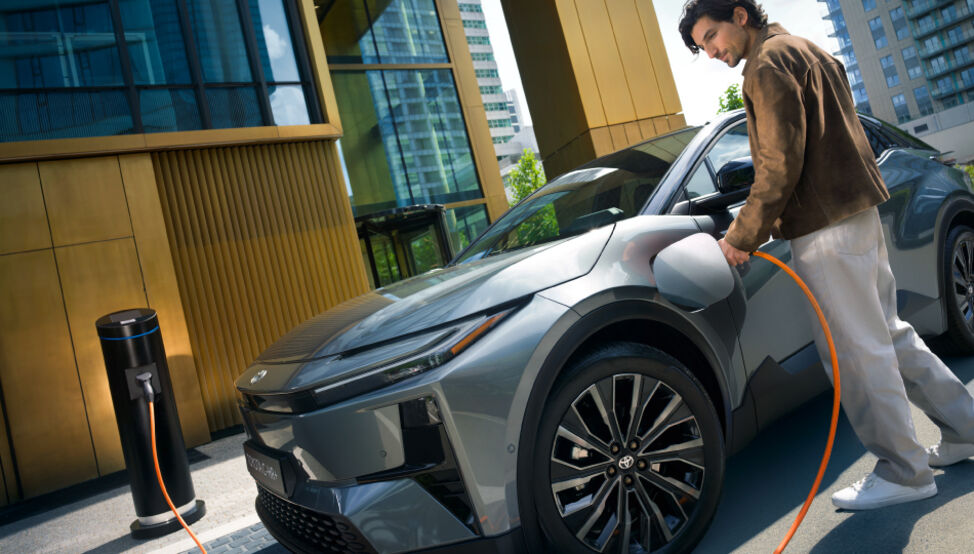 O Toyota C-HR elétrico mantém o design expressivo e atitude que o destacam