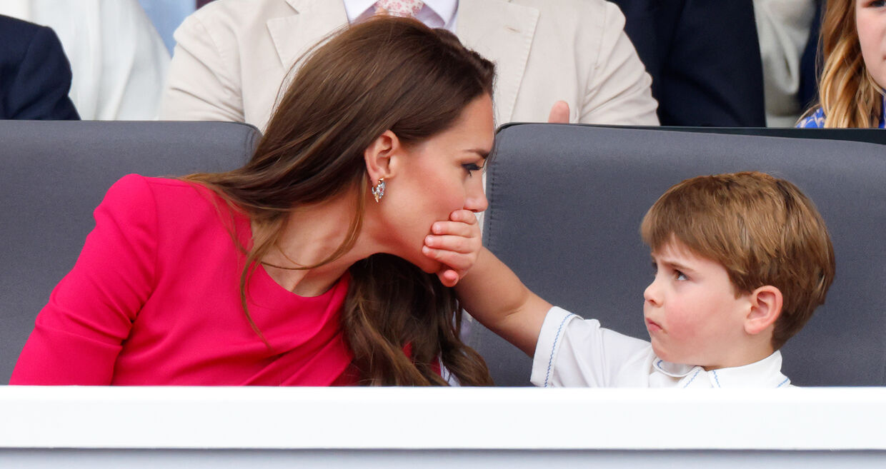 O momento viral em que o Principe Louis de Gales tapa a boca da mãe Catherine, Princesa de Gales, durante o Jubileu de 2022 
