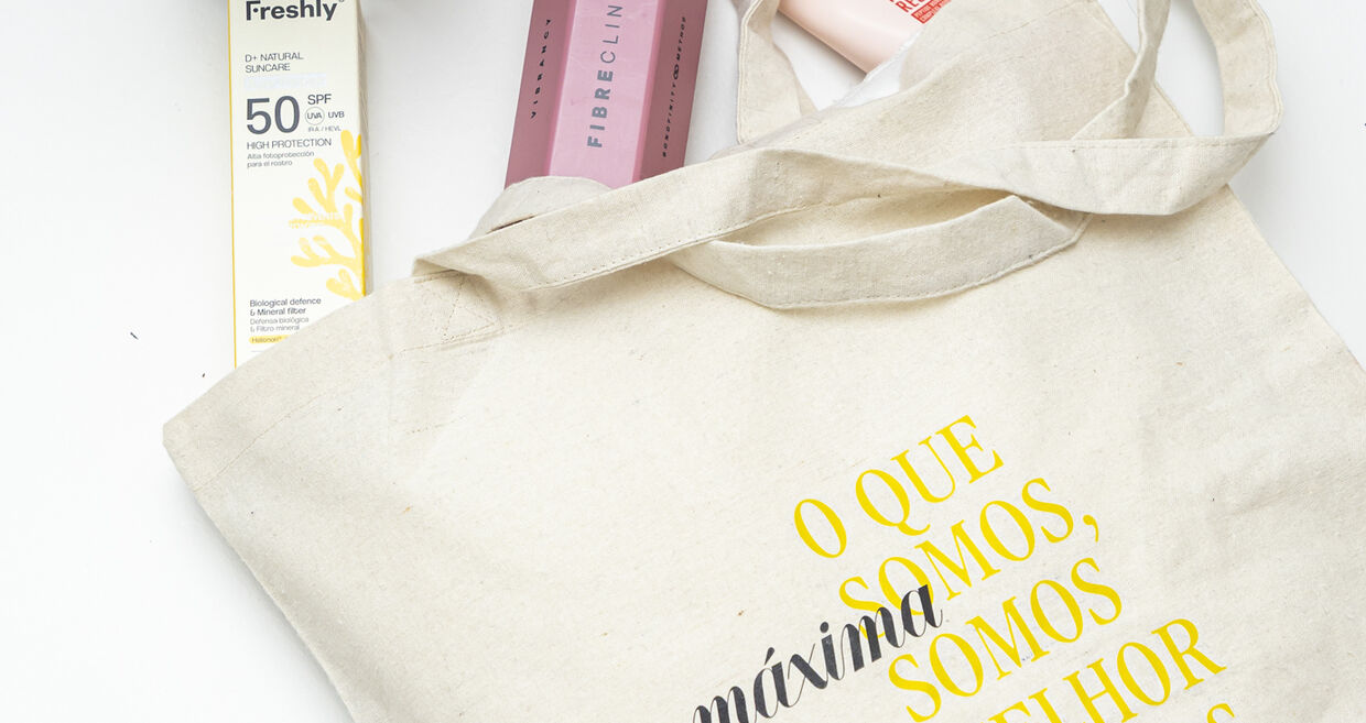 Saco "Máxima" com produtos de beleza e bem-estar no espírito "Me. We"