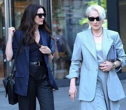 Anne Hathaway e Meryl Streep juntas em Nova Iorque para filmagens de "O Diabo Veste Prada 2".
