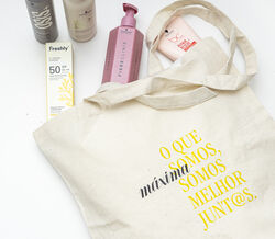 Saco "Máxima" com produtos de beleza e bem-estar no espírito "Me. We"