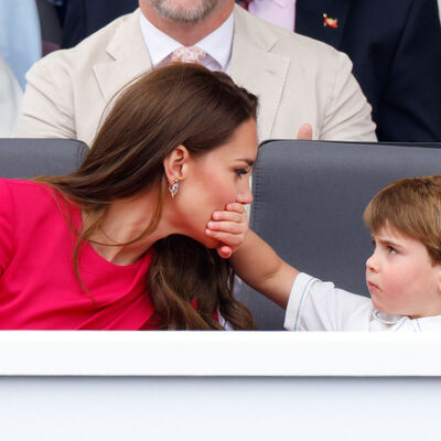 O momento viral em que o Principe Louis de Gales tapa a boca da mãe Catherine, Princesa de Gales, durante o Jubileu de 2022 