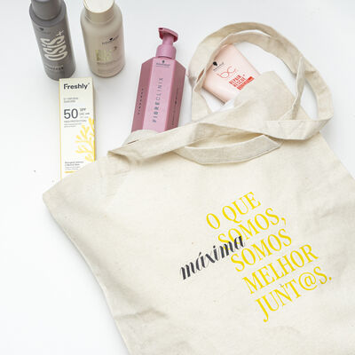 Saco "Máxima" com produtos de beleza e bem-estar no espírito "Me. We"