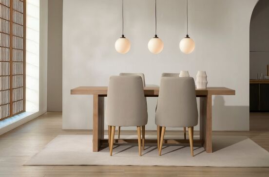 Sala de jantar renovada com mesa, cadeiras e iluminação moderna.
