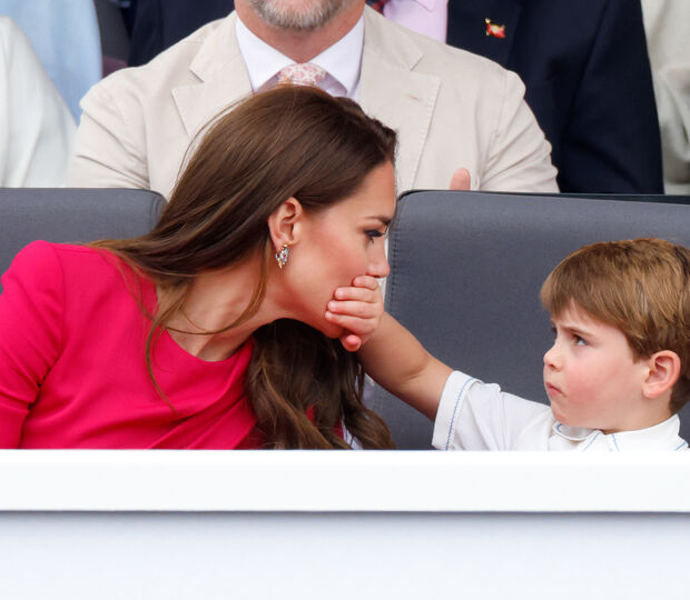 O momento viral em que o Principe Louis de Gales tapa a boca da mãe Catherine, Princesa de Gales, durante o Jubileu de 2022 