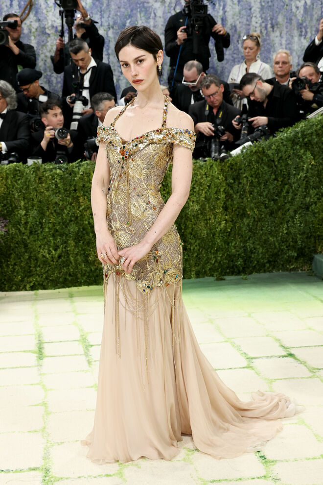 Gracie Abrams em Chanel numa representação do quadro The kiss de Gustav Klimt 