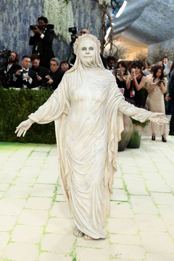 Heidi Klum em transforação total em representação de esculturas em mármore