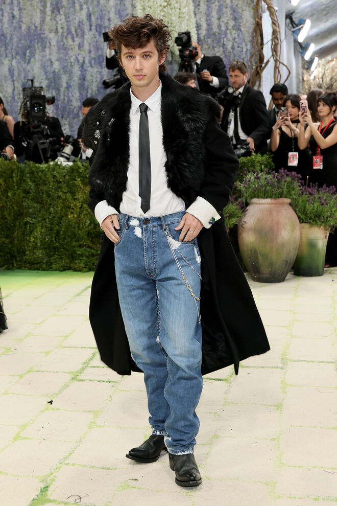 Troye Sivan em Prada numa homenagem a Robert Mappletorph