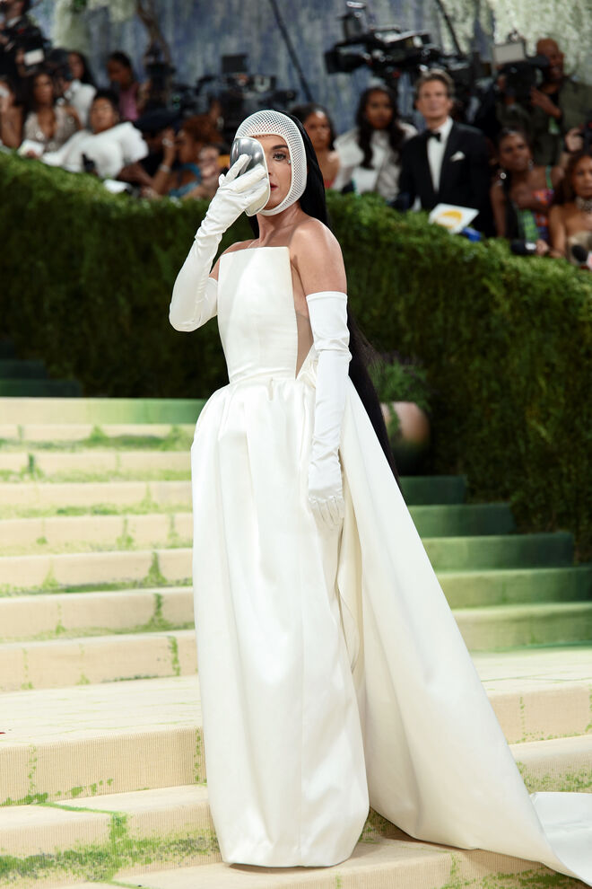 Katy Perry em Stella McCartney e Miodrag Guberinic