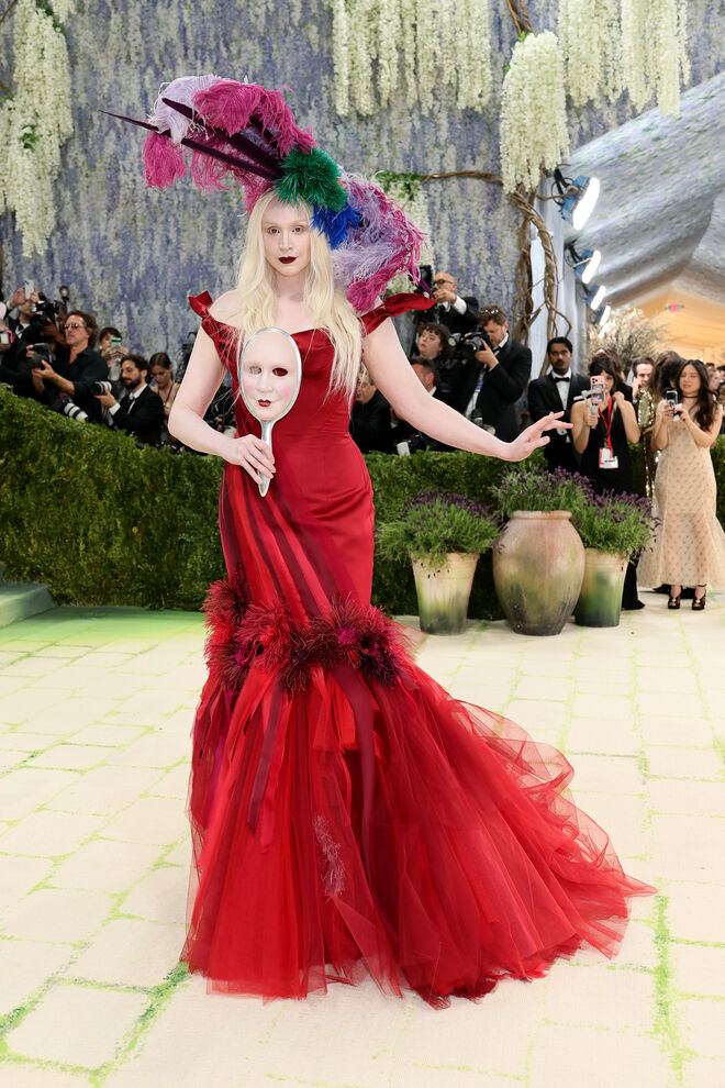 Gwendoline Christie em Giles Decaon