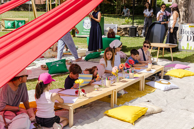 Crianças participam num workshop no House of Play