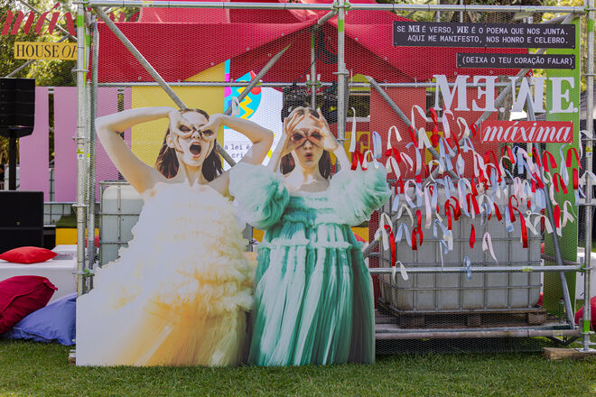 Instalação artística no House of Beauty 2026 com mensagens de manifestação