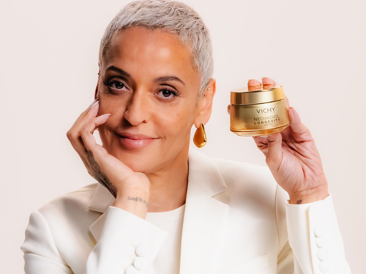 Mulher promove creme Neovadiol Longevity da Vichy para recuperar volume facial