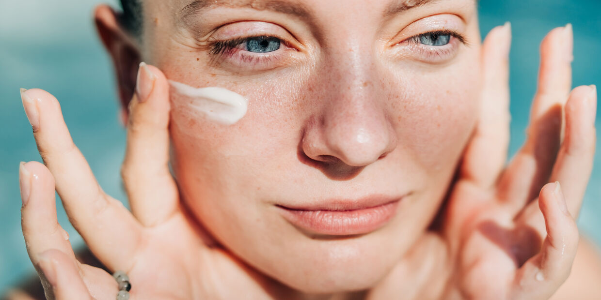 Cuidados com a pele e uso de retinol no verão para manter uma pele rejuvenescida