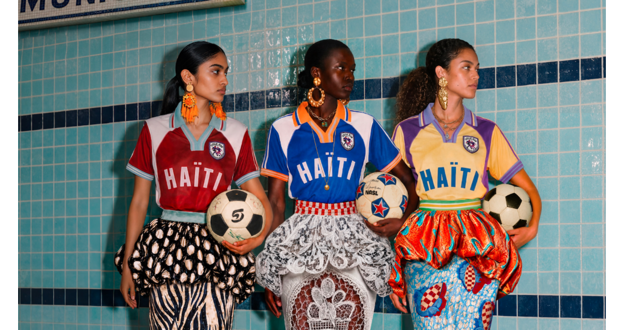 Para celebrar o regresso do Haiti ao Mundial de Futebol (a última vez tinha sido há 52 anos), a Stella Jean lançou “L’Haitiana”, uma fabulosa coleção de camisolas e vestidos inspirados na herança cultural do país.