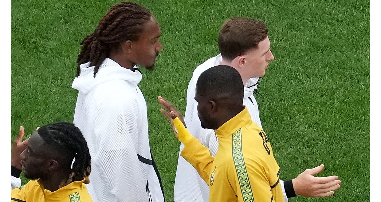 O momento em que Djed Spence se recusa a cumprimentar Thomas Partey