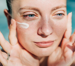 Cuidados com a pele e uso de retinol no verão para manter uma pele rejuvenescida