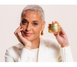 Mulher promove creme Neovadiol Longevity da Vichy para recuperar volume facial