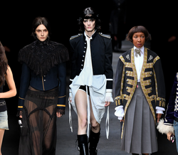 Jenna Ortega, Ann Demeulemeester primavera/ verão '26, Thom Browne  Womenswear primavera/ verão '26, Chloe outono/inverno '26