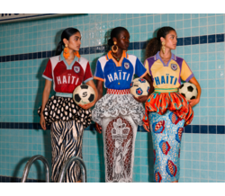 Para celebrar o regresso do Haiti ao Mundial de Futebol (a última vez tinha sido há 52 anos), a Stella Jean lançou “L’Haitiana”, uma fabulosa coleção de camisolas e vestidos inspirados na herança cultural do país.