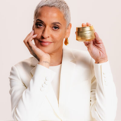 Mulher promove creme Neovadiol Longevity da Vichy para recuperar volume facial