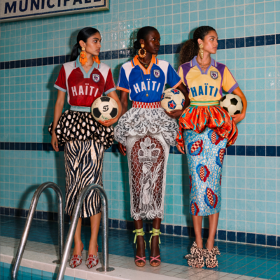 Para celebrar o regresso do Haiti ao Mundial de Futebol (a última vez tinha sido há 52 anos), a Stella Jean lançou “L’Haitiana”, uma fabulosa coleção de camisolas e vestidos inspirados na herança cultural do país.