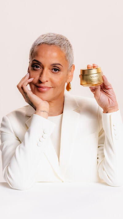 Mulher promove creme Neovadiol Longevity da Vichy para recuperar volume facial