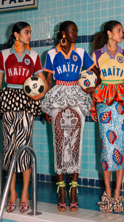 Para celebrar o regresso do Haiti ao Mundial de Futebol (a última vez tinha sido há 52 anos), a Stella Jean lançou “L’Haitiana”, uma fabulosa coleção de camisolas e vestidos inspirados na herança cultural do país.
