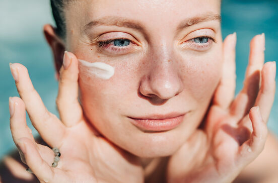 Cuidados com a pele e uso de retinol no verão para manter uma pele rejuvenescida