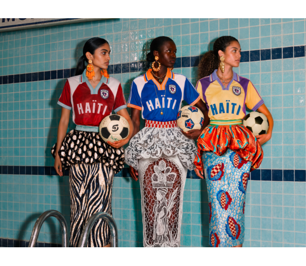 Para celebrar o regresso do Haiti ao Mundial de Futebol (a última vez tinha sido há 52 anos), a Stella Jean lançou “L’Haitiana”, uma fabulosa coleção de camisolas e vestidos inspirados na herança cultural do país.